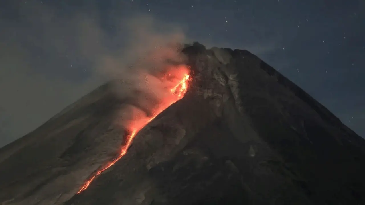 Gunung Merapi Memperlihatkan Aktivitasnya dengan 148 Guguran Lava dalam Seminggu